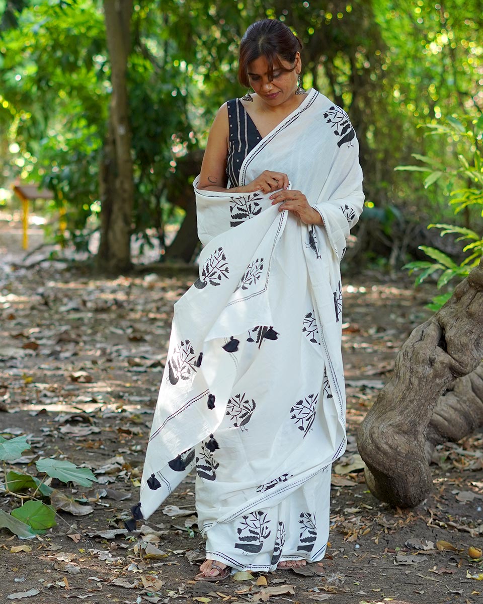Raat ki chaadar White Hand Block Printed Cotton Saree - UMT