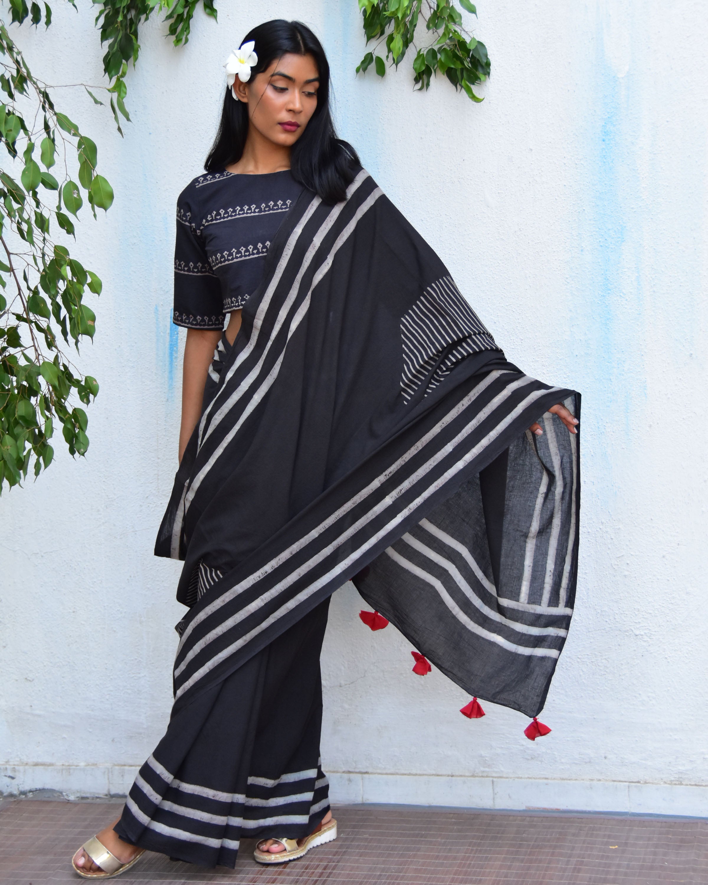 Black Cotton Saree | mul mul cotton saree | Cotton saree online | Black Saree Cotton | Chidiyaa