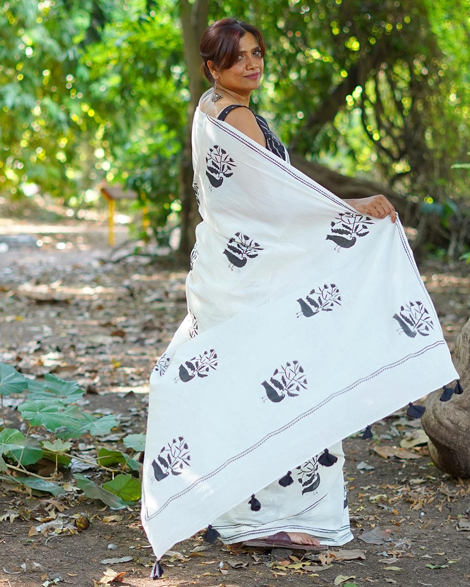 Raat ki chaadar White Hand Block Printed Cotton Saree - UMT