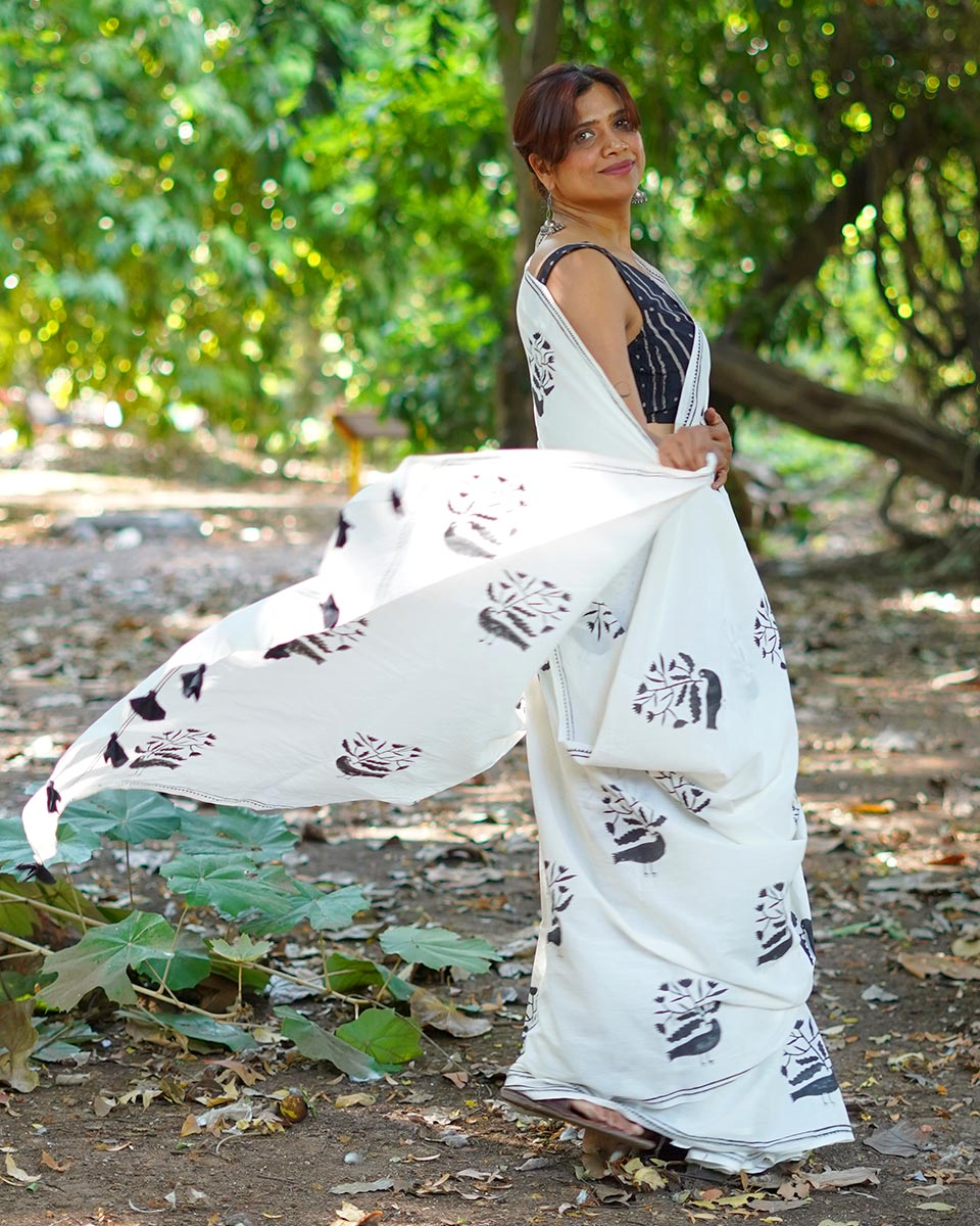 Raat ki chaadar White Hand Block Printed Cotton Saree - UMT