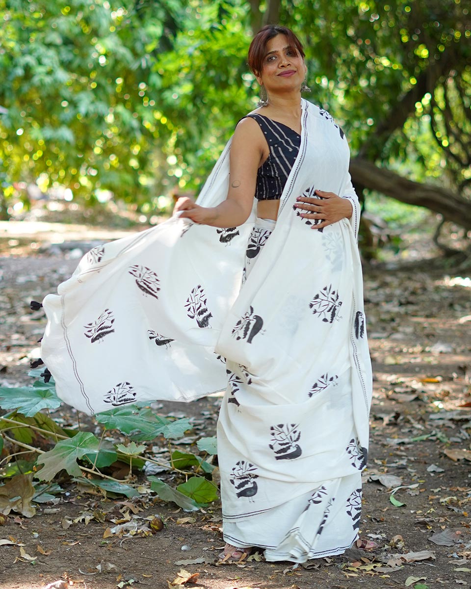 Raat ki chaadar White Hand Block Printed Cotton Saree - UMT