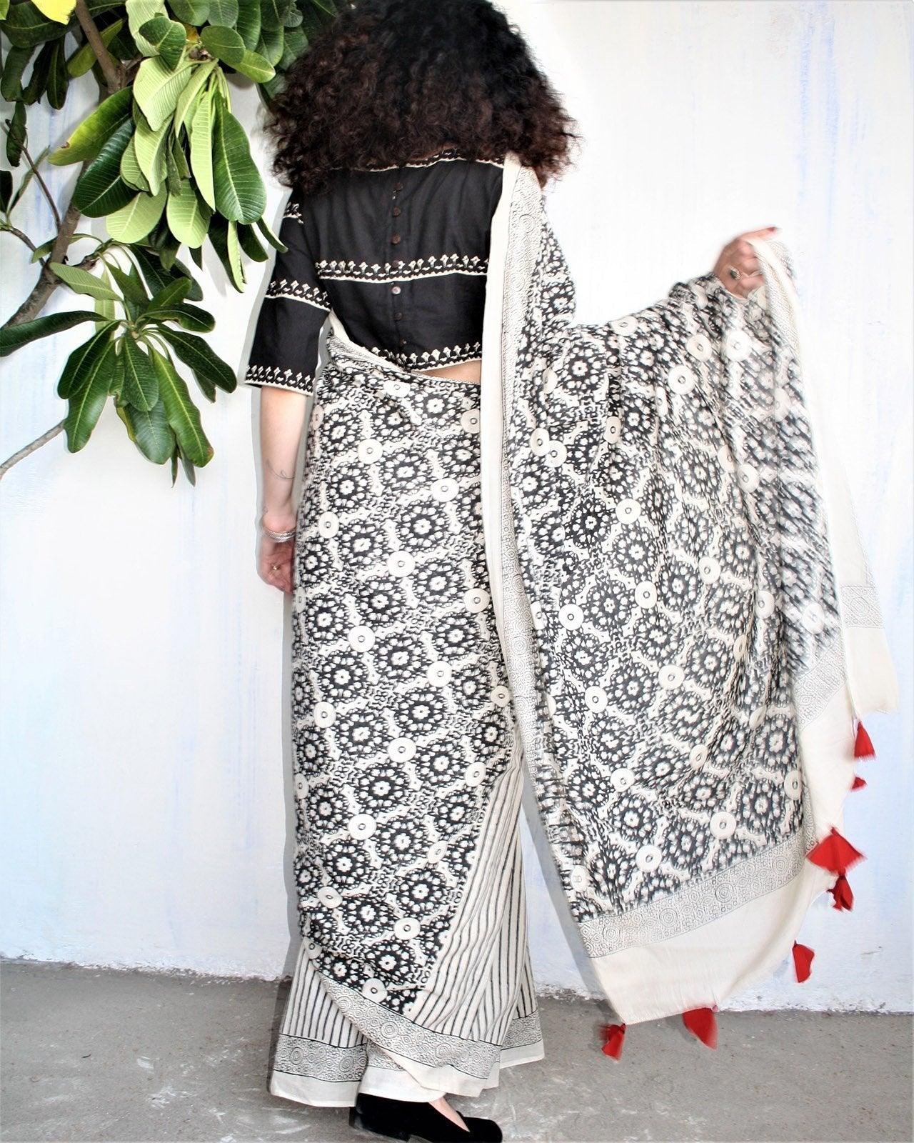 Black Cotton Saree | mul mul cotton saree | Cotton saree online | Black Saree Cotton | Cotton sarees | Chidiyaa